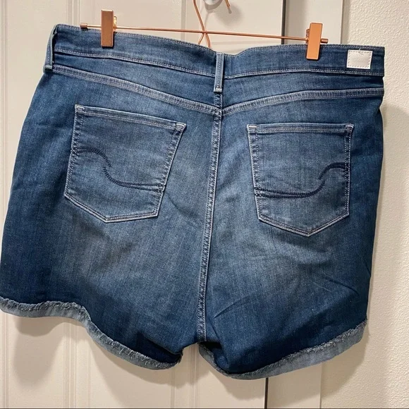 Levi’s shorts 22 nwt irregular - Picture 2 of 3